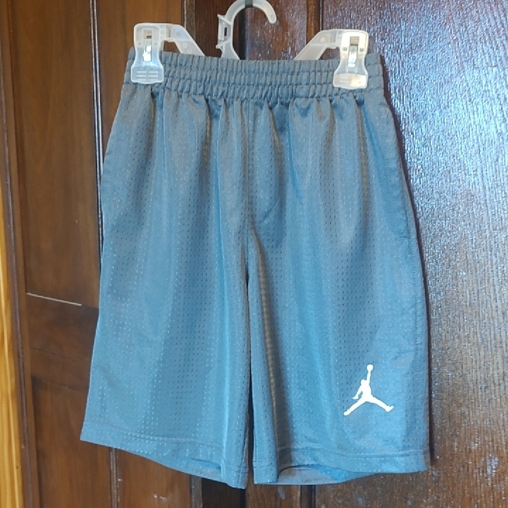 Boys Jordan shorts Size Medium Gray/Silver with pockets